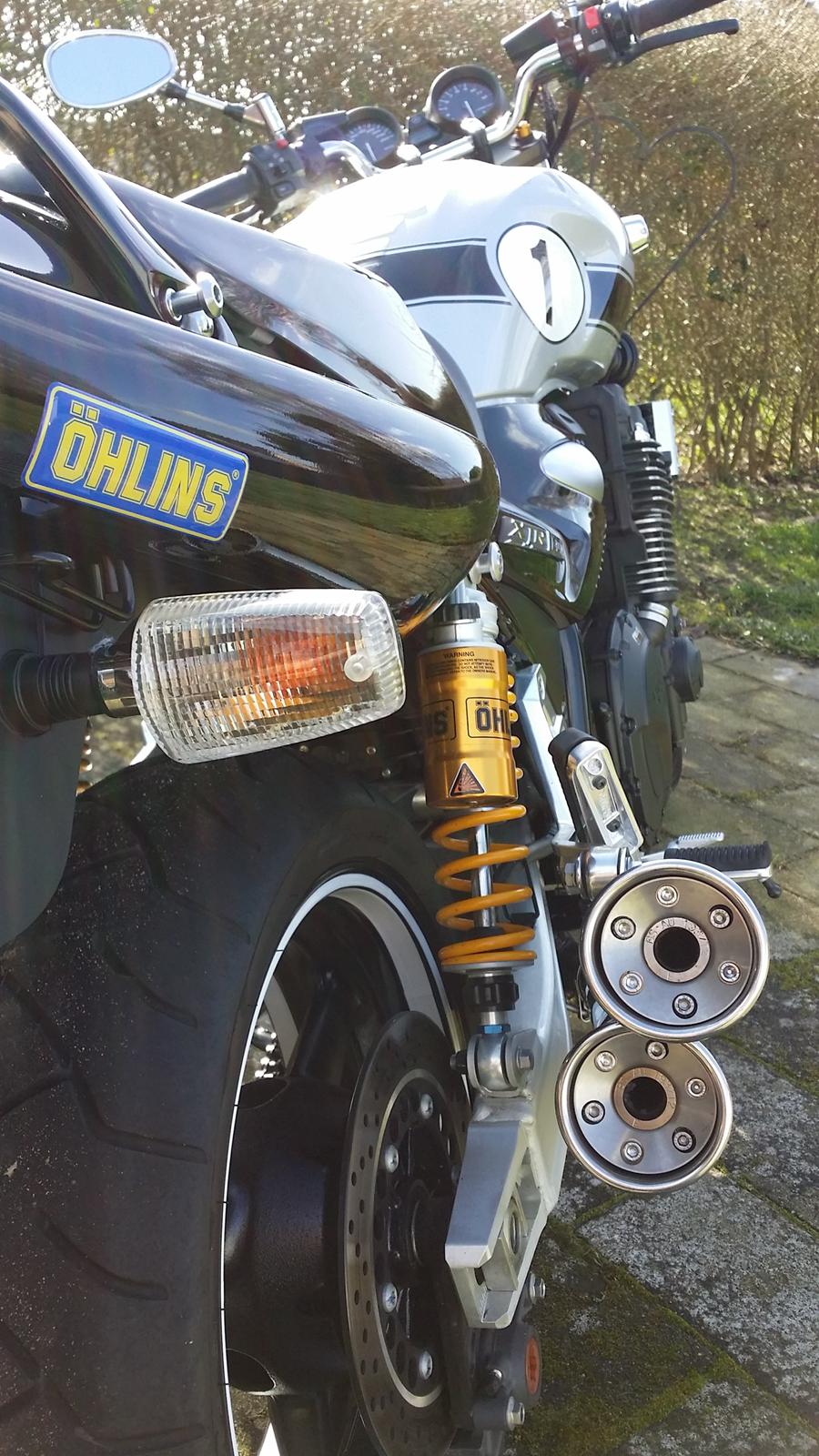 Yamaha XJR 1300 "SOLGT" - 3D Öhlins sticker og dobbelte afgangsrør. billede 22