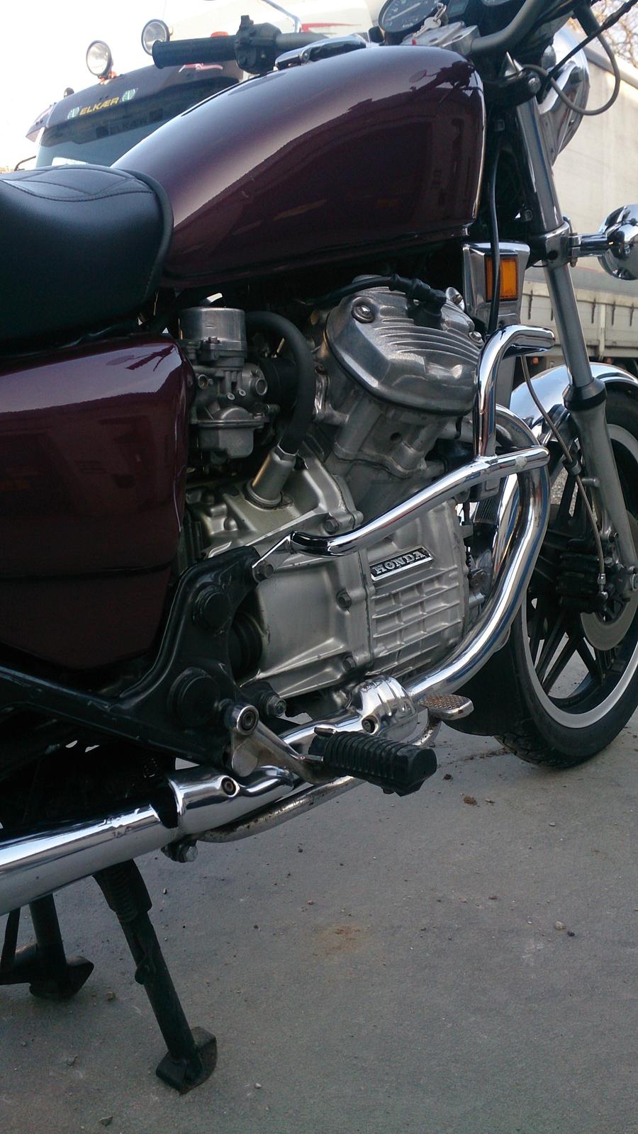 Honda cx 500 c - kan ikke få nok af designet på motoren.. den er smuk og veltænkt fra alle sider billede 9