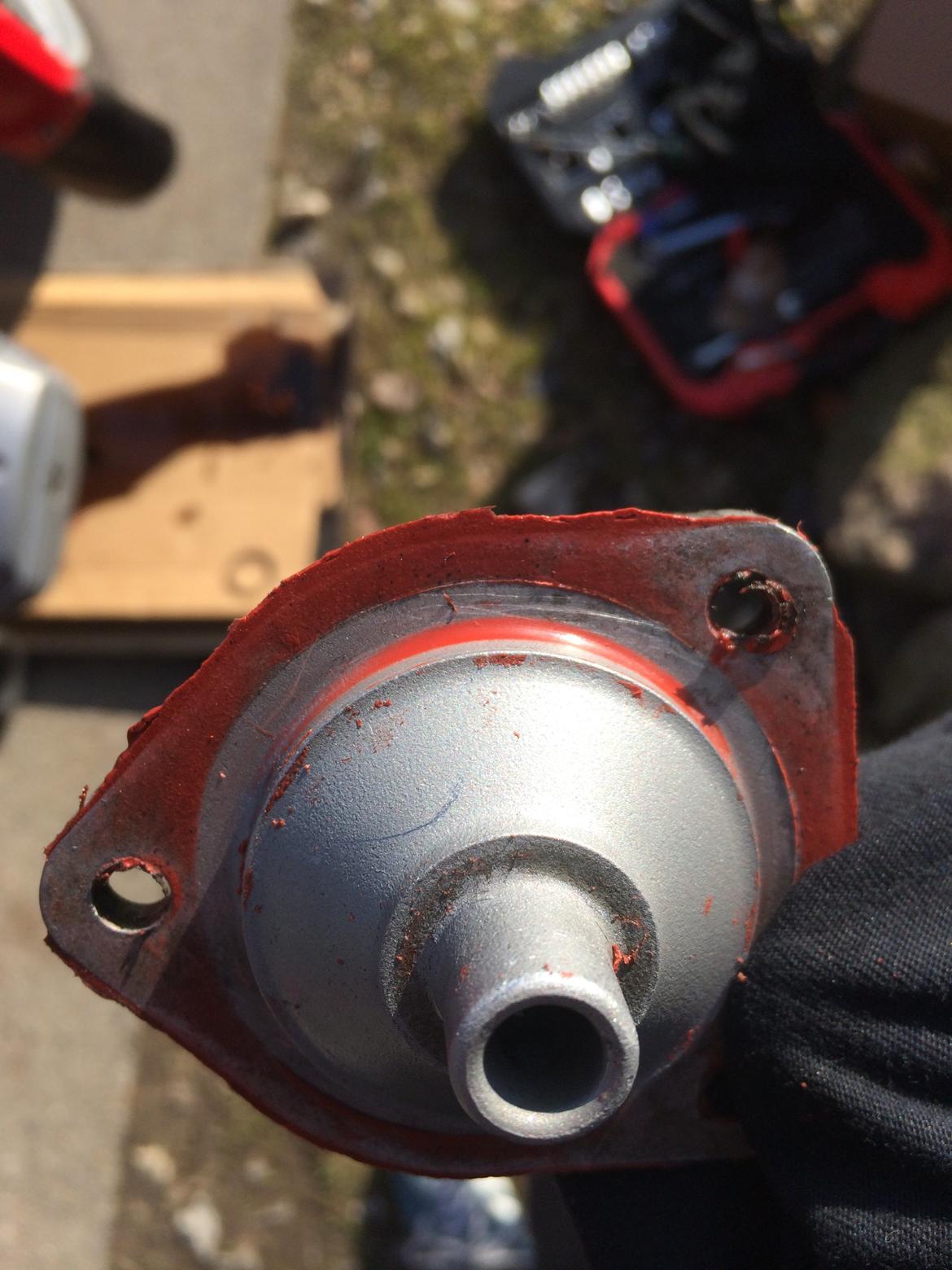 BMW R65 - Dækslet til oliefilterhuset - fyldt med flydende pakning billede 15