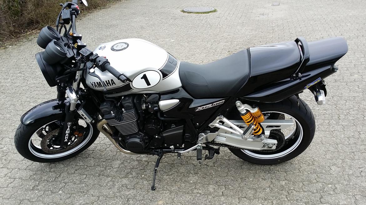 Yamaha XJR 1300 "SOLGT" - Nyt billede efter lidt roden omkring med en vindskærm som alligevel ikke passede på. (øv) Jeg ville gerne have set den på cyklen.  billede 25