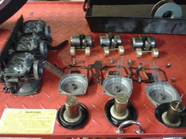 Yamaha XS 750-2D - Ventiler bliver stillet, dyser renset osv.  billede 34