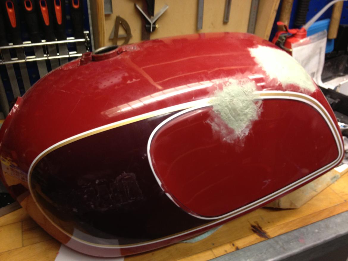 Yamaha XS 750-2D - Der var lige en gammel bule, der skulle jævnes ud, inden tanken skulle betrækkes. billede 28