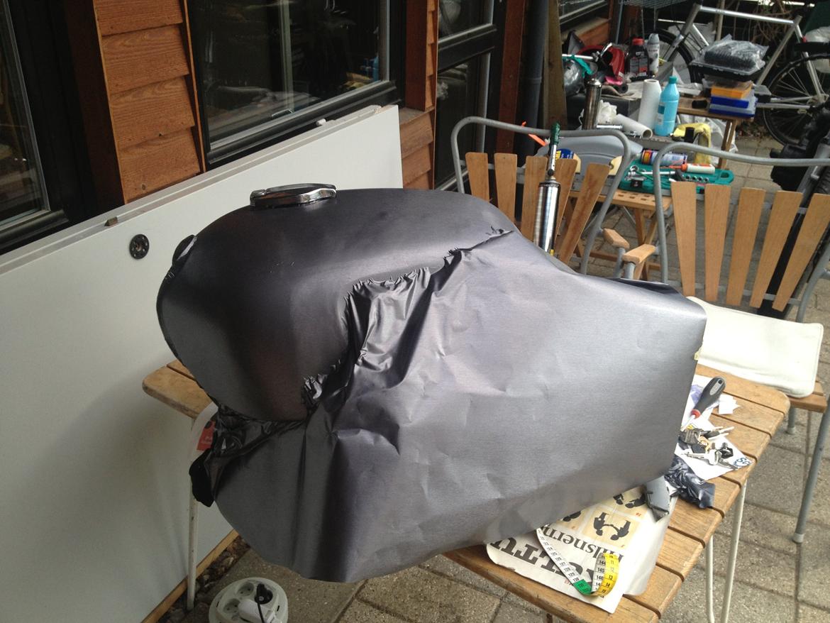 Yamaha XS 750-2D - Aluminiums-lignende (efter sigende) vinylbetræk over tanken. Det var dog så helveds besværligt, at jeg ikke gør det om. Næste gang (når jeg har råd) bliver den malet hos en autolakør. Folien holder jo kun 2-4 års tid. billede 27