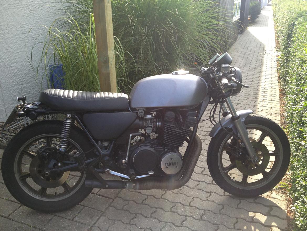 Yamaha XS 750-2D - Så fik jeg tilpasset mit sæde. Jeg kunne godt lide, at man kan svinge sædet op og komme til batteri og det lille ekstrarum. Derfor ombyggede jeg det gamle sæde i stedet for at købe et nyt.  billede 24