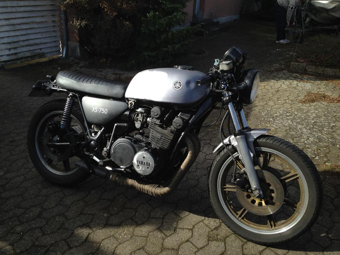Yamaha XS 750-2D - Netop hevet frem fra vinteropbevaringen. Klar til remodeleringen. billede 22