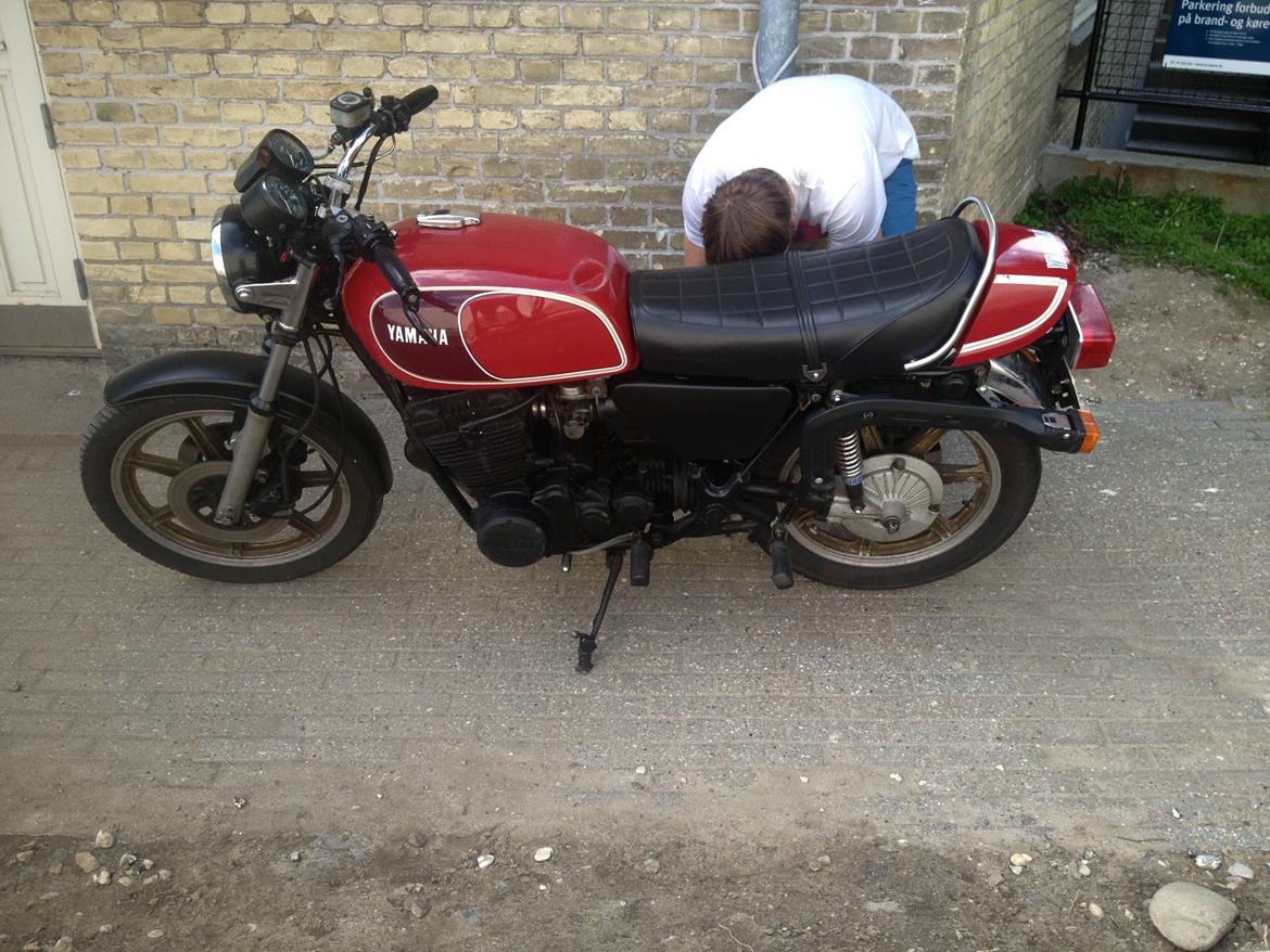 Yamaha XS 750-2D - Jeg kørte med den et par uger før den blev renoveret. Her skulle jeg lige have udstødningen af og høre hvordan det lød. billede 33