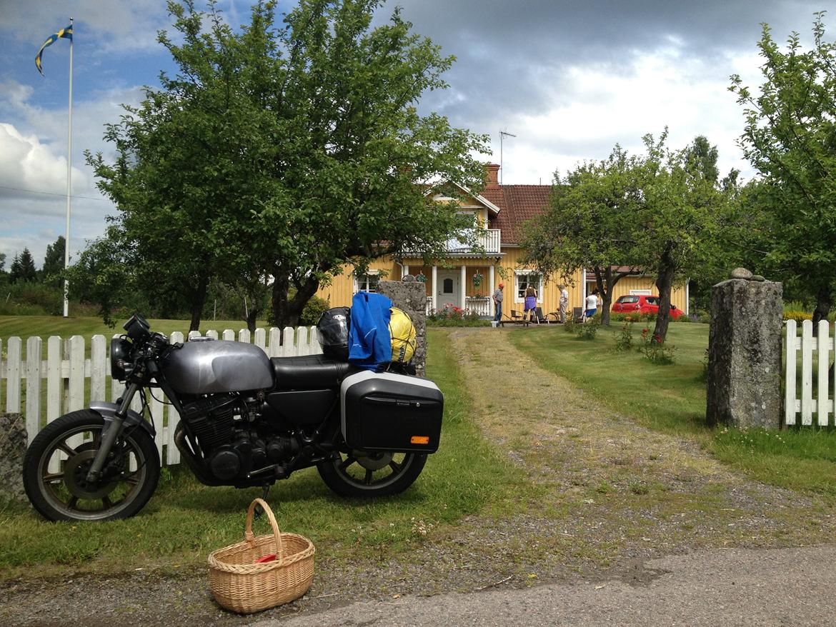 Yamaha XS 750-2D - Her var vi lige en tur op gennem Sverige til Åland og tilbage igen. På billedet et stop på vejen hos bekendte.  billede 25