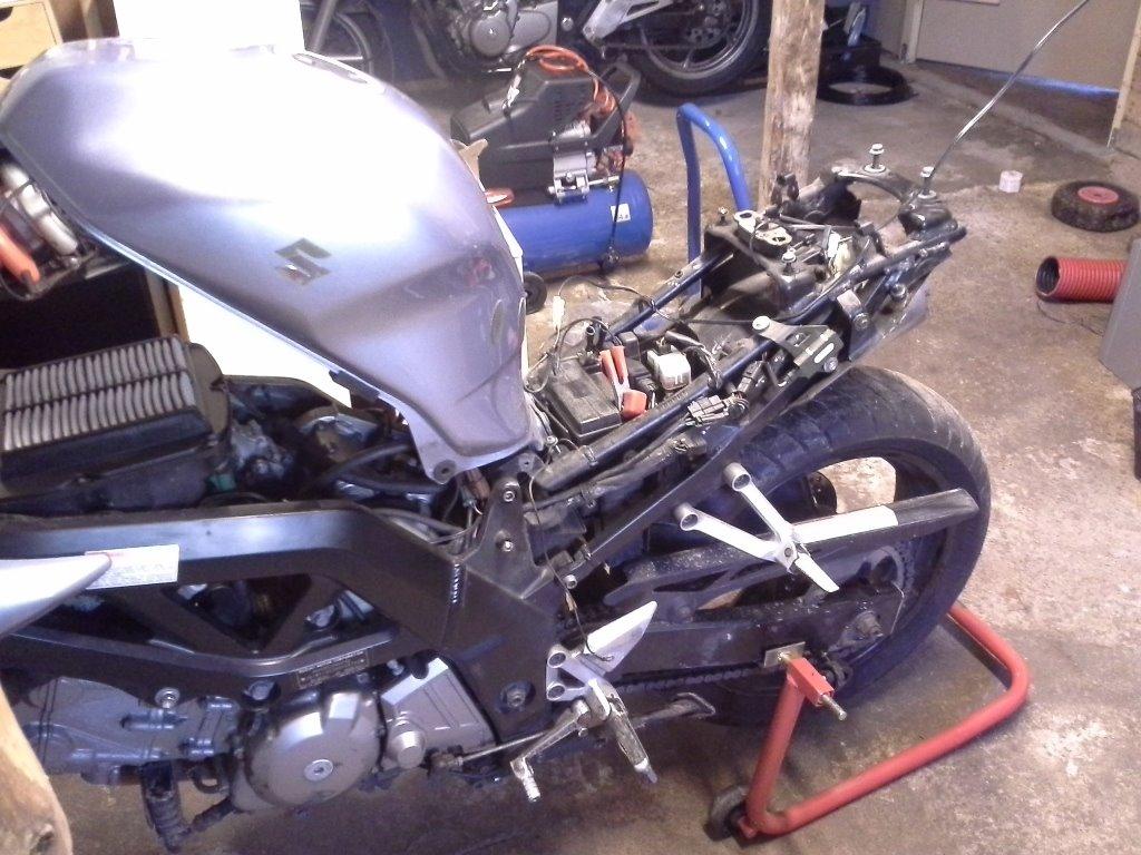 Suzuki SV 650 S K6 - Det er ikke bare lige to skruer for at komme af med nummerpladeholderen. ;-) billede 21