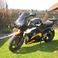 Yamaha R6 -Rossi edition