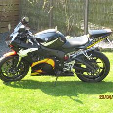 Yamaha R6 -Rossi edition