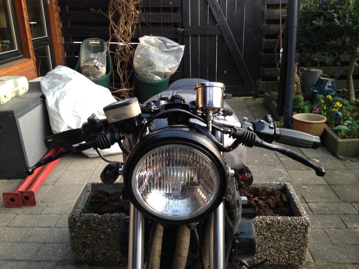 Yamaha XS 750-2D - Tændingen er flyttet centralt foran triple-træet. billede 20