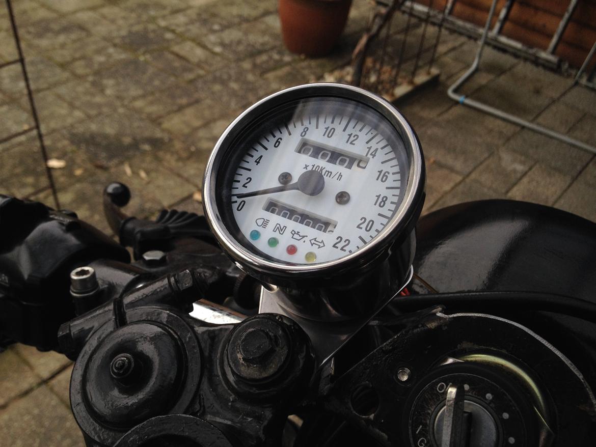 Yamaha XS 750-2D - Der er påsat ny mini-speedometer på 60 mm diameter. Omdrejningstælleren er fjernet og der er sat en prop hvor nålen gik ind i motoren. Proppen bestilte jeg fra holland. billede 21
