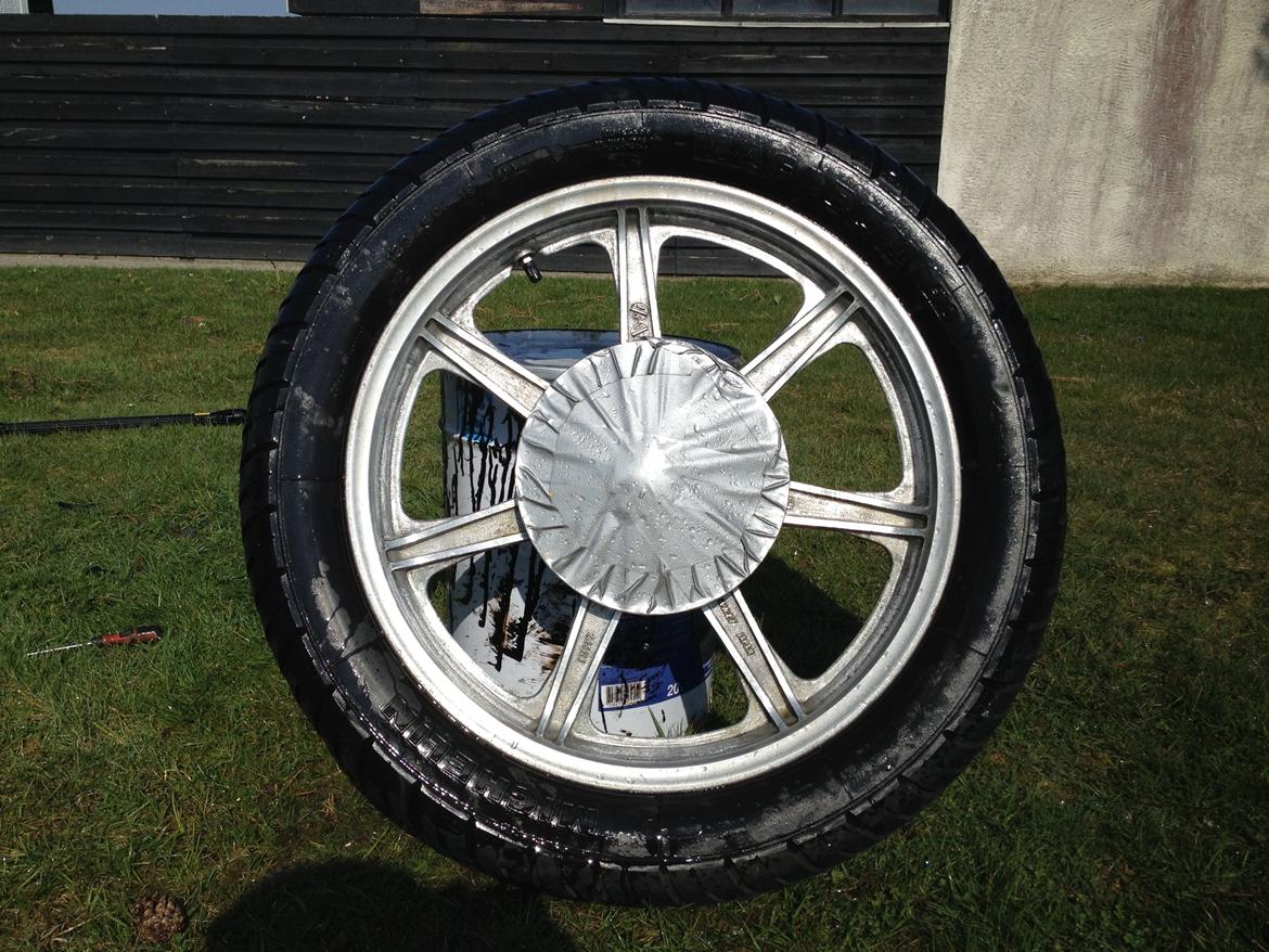 Yamaha XS 750-2D - Efter opløsning med Nitromors, børsteslibning med dremel og højtryksspolning over flere gange. billede 17