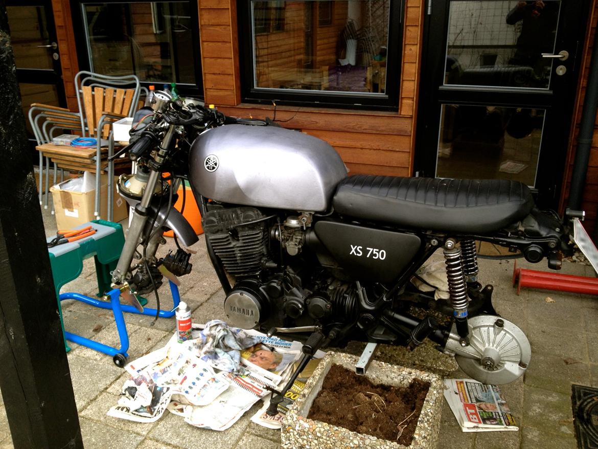 Yamaha XS 750-2D - Den står netop skilt ad, da den skal have skiltet dæk på hjulene. Samtidigt kan jeg også lige fixe fælgene. De skal renses ned til metallet og have pålagt Foliatec Folie Spray Mat-sort. Bagklodserne trængte også til et skift. billede 19