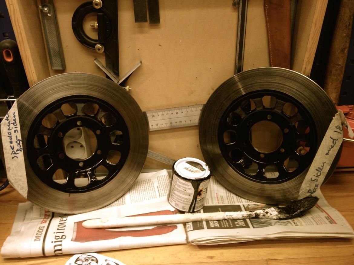 Yamaha XS 750-2D - Bremseskiverne får sort hammerlak. Metallet skal jo lukkes af for vind og vejr og kan ikke nøjes med foliespray. billede 15