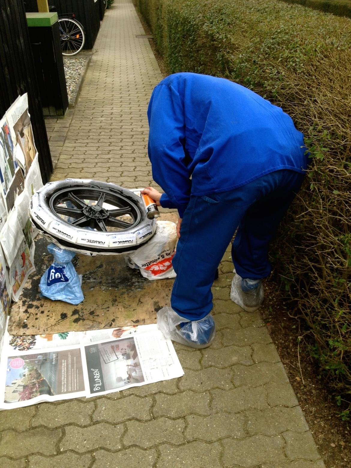 Yamaha XS 750-2D - Alufælgende bliver spray med Foliatec Matsort Foliespray. billede 16