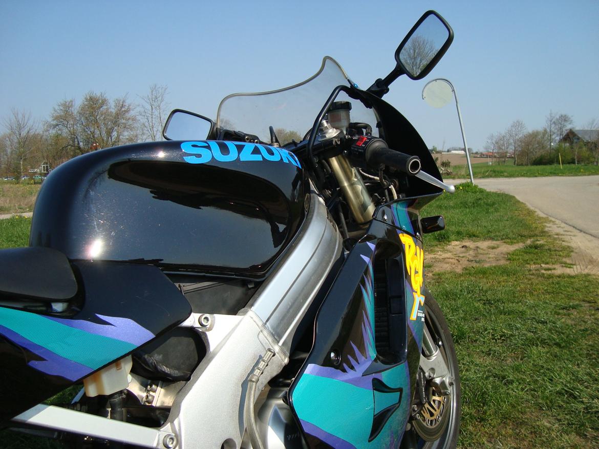 Suzuki RGV250 billede 9