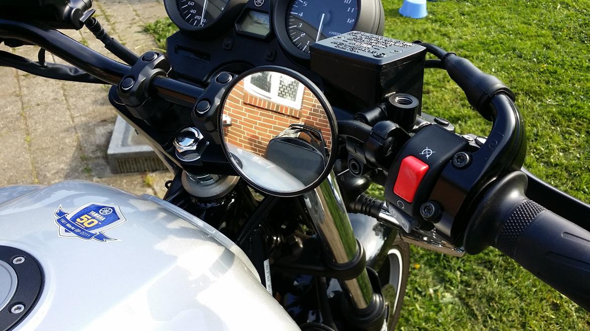 Yamaha XJR 1300 "SOLGT" - Jeg fik idéen da jeg så en KTM her på galleriet, jeg tænkte at det måtte da afprøves A.S.A.P. denne position af spejlet gav kun vidvinkel udsyn og ingenting bagud. billede 29