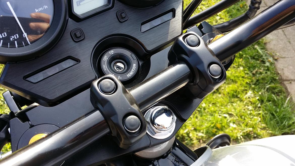 Yamaha XJR 1300 "SOLGT" - SW-Motech har leveret de nye risers, ikke noget der skænder cyklens "look". billede 32