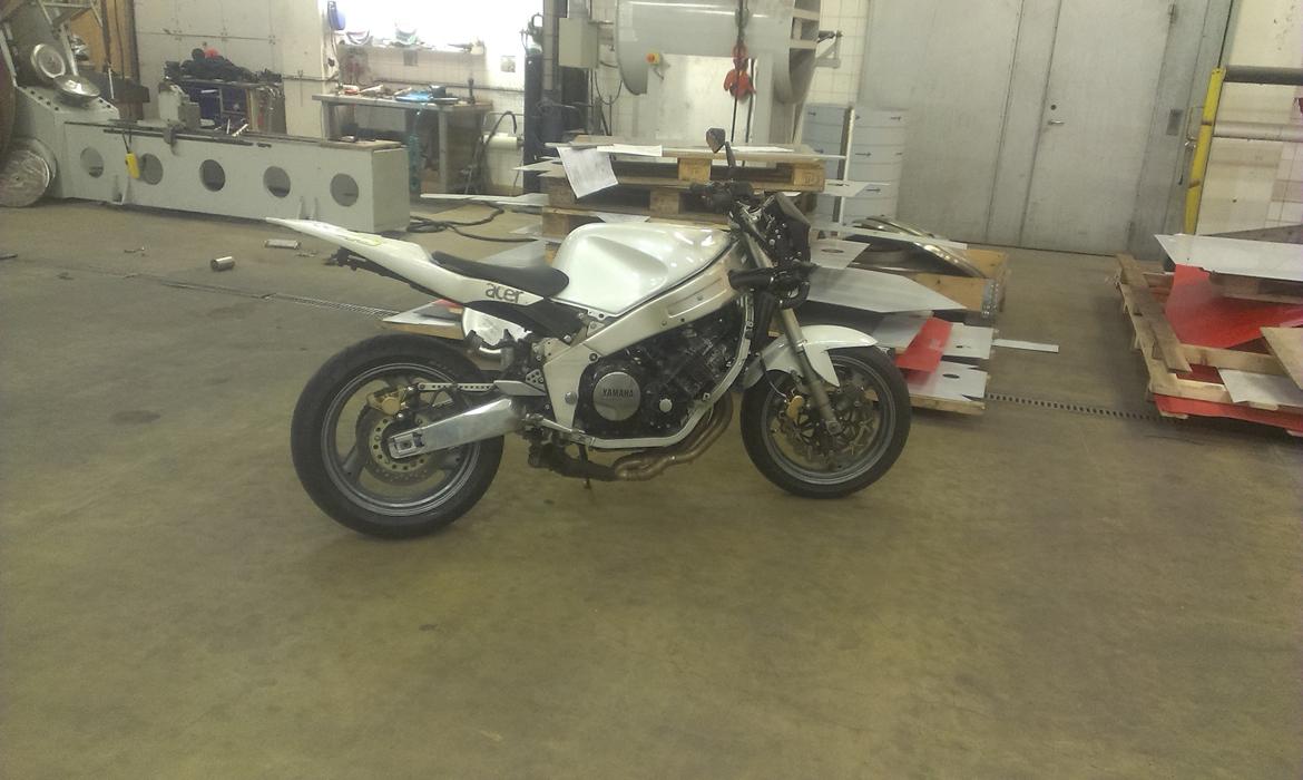 Yamaha FZR 1000 - Nu med ny bagende R1 RN12 04-06 billede 1