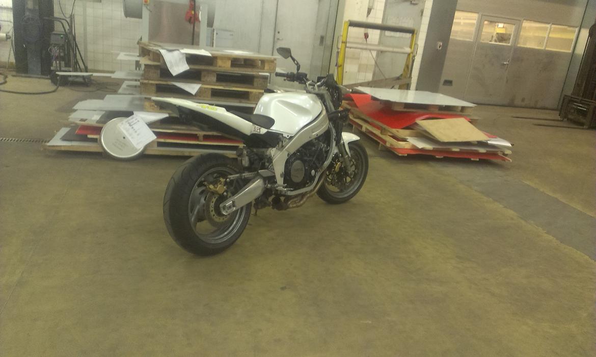 Yamaha FZR 1000 - Det var dyrt at skifte bagende, men sparede da 10 kilo vægt :) billede 2