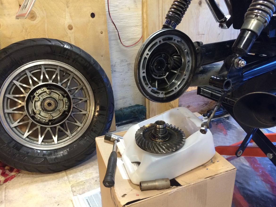 Suzuki Intruder VS 700 - Utæt kardan. Ikke rart med olie væltende ud på bagdækket billede 15