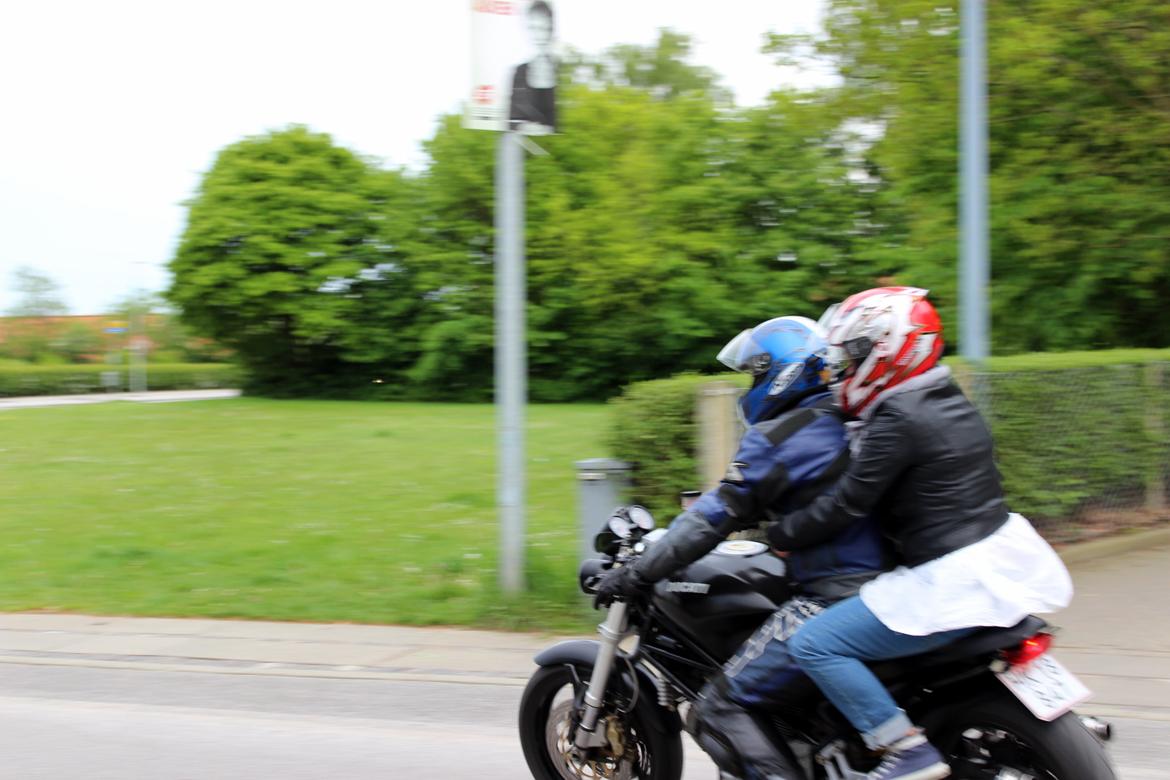 Ducati Monster 900 Dark ie - Min mors første tur bag på en mc. Hun fik lige en tur hen af vejen ;-) billede 16