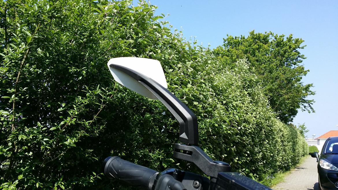 Yamaha XJR 1300 "SOLGT" - Den hvide "top" bryder lige den sorte farve som ellers præger cockpittet.   billede 44