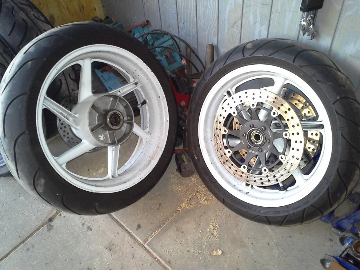 Honda CBR 900 RR SC28 - Det bliver forholdsvis foran Bridgestone S20 og Bagved Bridgestone T30 da jeg gerne vil have lidt flere km. billede 18