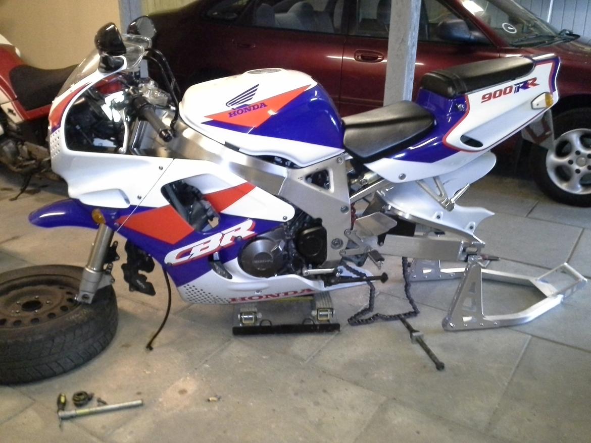 Honda CBR 900 RR SC28 - Så skal der nye dæk på bæstet. billede 19