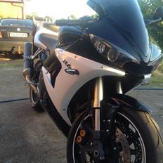 Yamaha R6 Black'n'White solgt