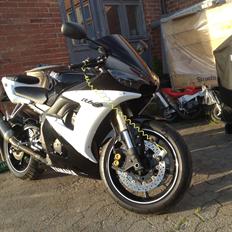 Yamaha R6 Black'n'White solgt