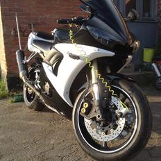 Yamaha R6 Black'n'White solgt