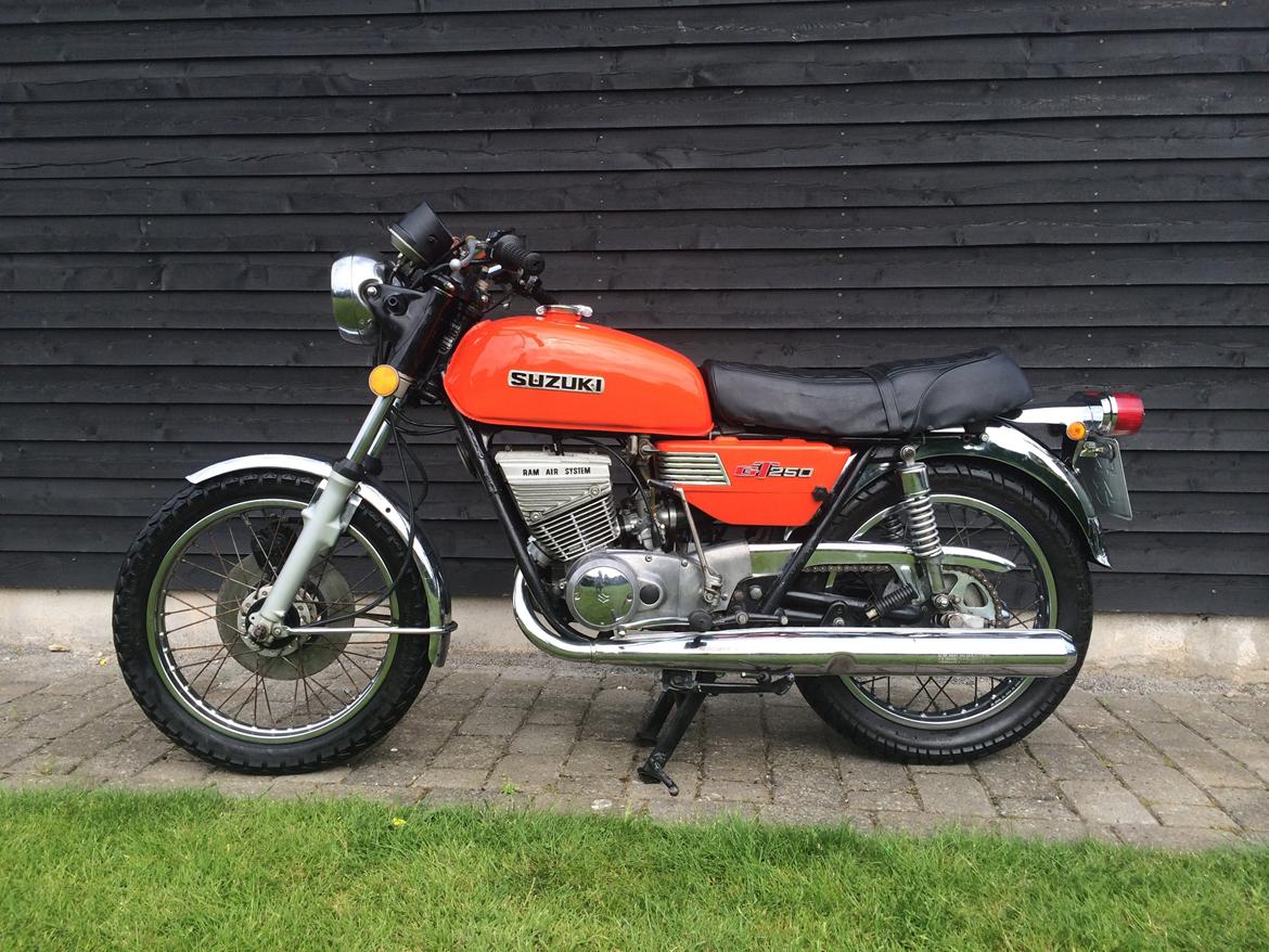 Suzuki GT 250 (solgt) billede 3