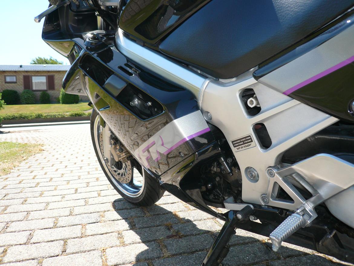 Honda VFR750F billede 17