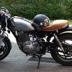 Suzuki gn 400 cafe racer