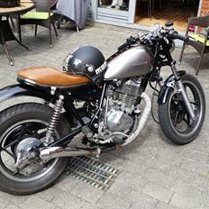 Suzuki gn 400 cafe racer