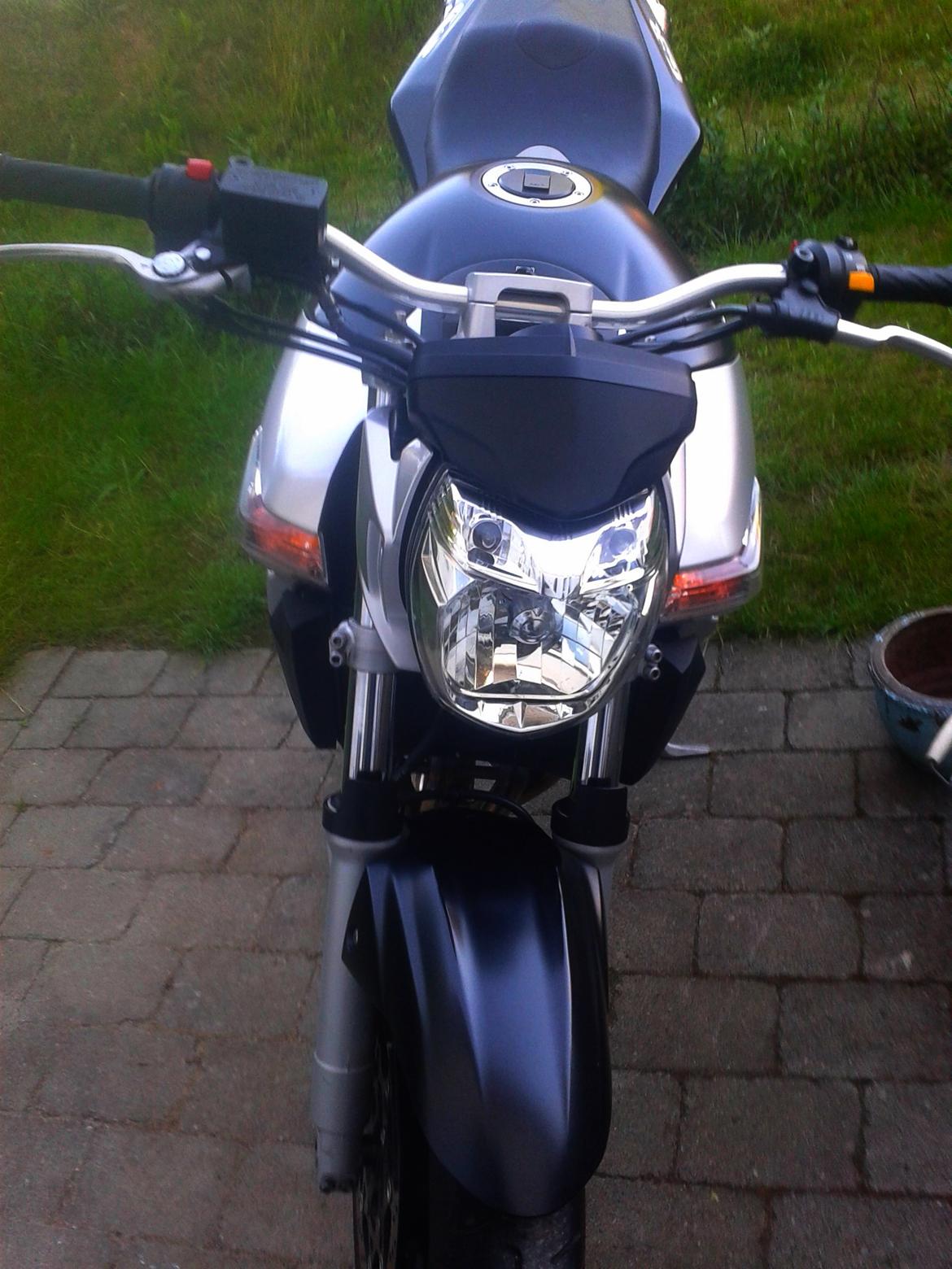 Suzuki GSR 600 billede 10