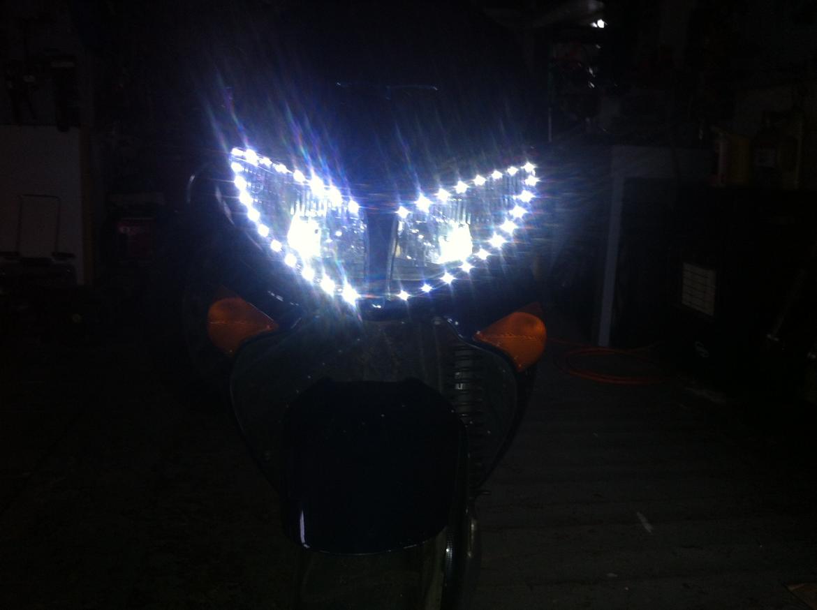 Peugeot Speedfight 100 cc - jeg har lavet kørelys på min mc scooter i dag de er lavet med led bånd og det er lavet så de kan holde fordi de sidder indvendig i lygten så de ikke får vand. billede 11