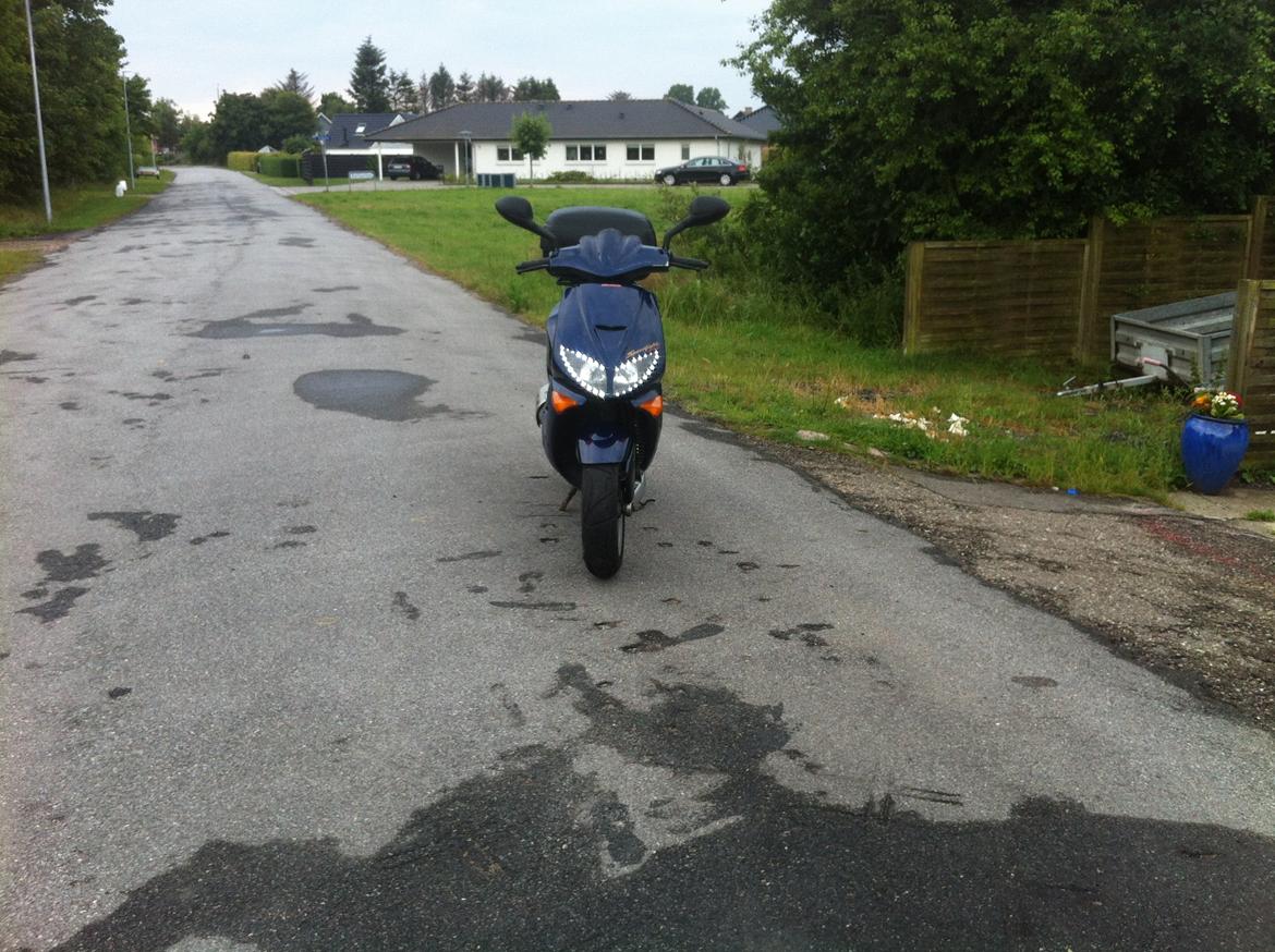 Peugeot Speedfight 100 cc - jeg har lavet kørelys på min mc scooter i dag de er lavet med led bånd og det er lavet så de kan holde fordi de sidder indvendig i lygten så de ikke får vand. billede 13