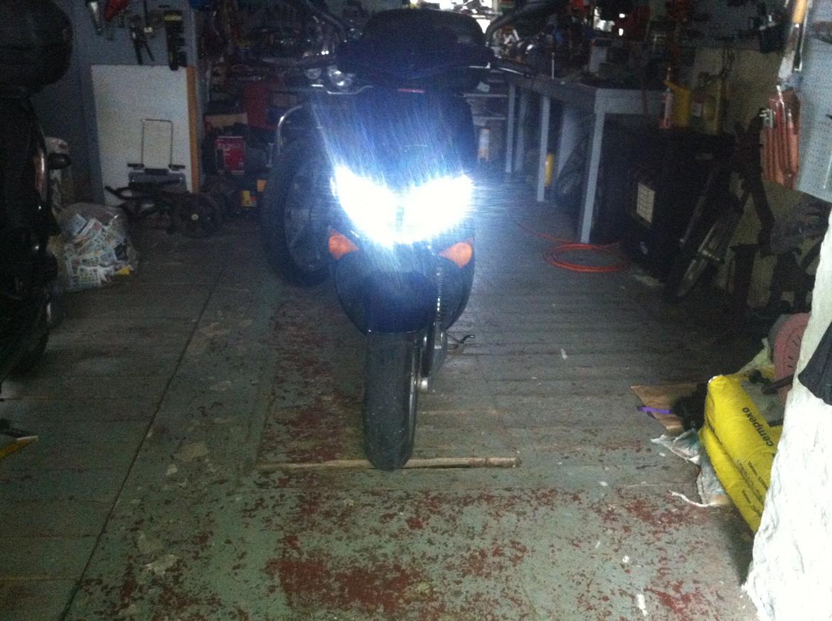 Peugeot Speedfight 100 cc - jeg har lavet kørelys på min mc scooter i dag de er lavet med led bånd og det er lavet så de kan holde fordi de sidder indvendig i lygten så de ikke får vand. billede 16