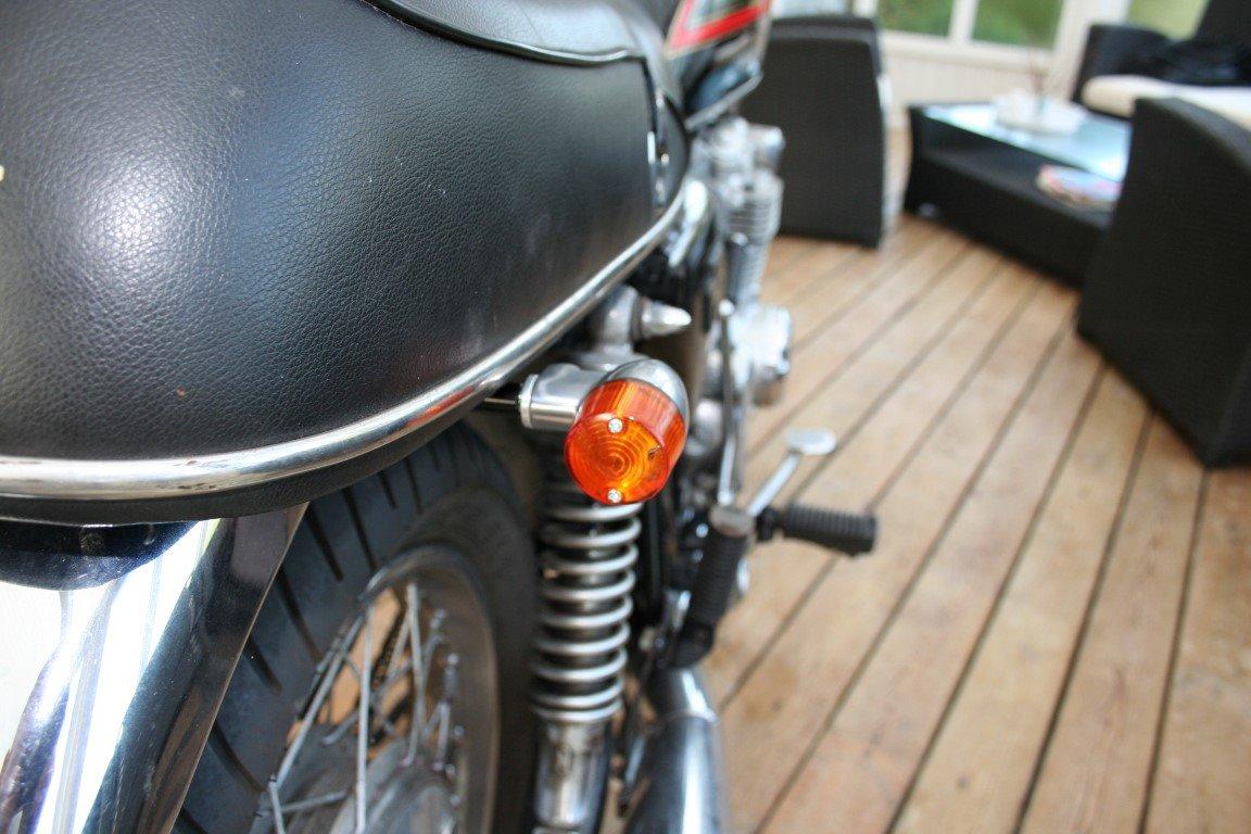 Honda CB550 K3 - Lockhart Phillips aluminiumsblink, her med blanksorte blinkforlængere billede 5