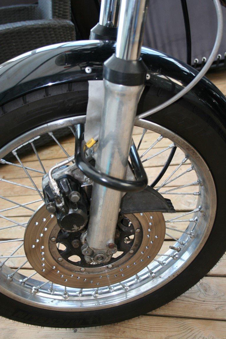 Honda CB550 K3 - CNC-boret skive, HEL stålarmerede slanger billede 10