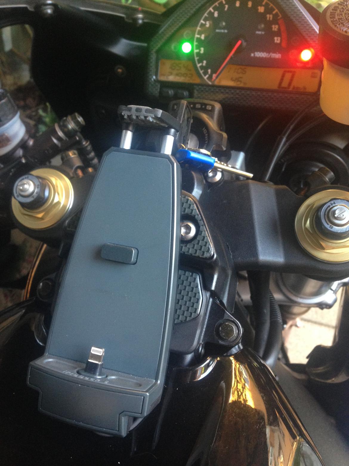 Honda CBR 1000 RR - oplader til Iphonen... det fungere sq bare :)  billede 13