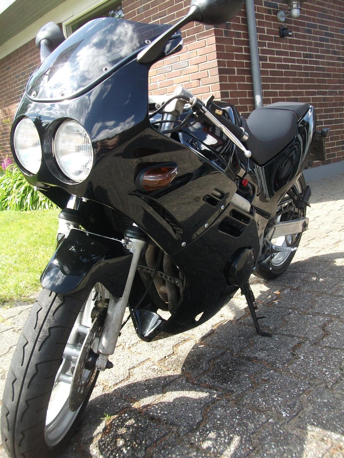 Suzuki GSXR 250 - Efter den store (tvungne) renovering i hele juni måned(2014) er den nu samlet igen, endelig!  billede 1