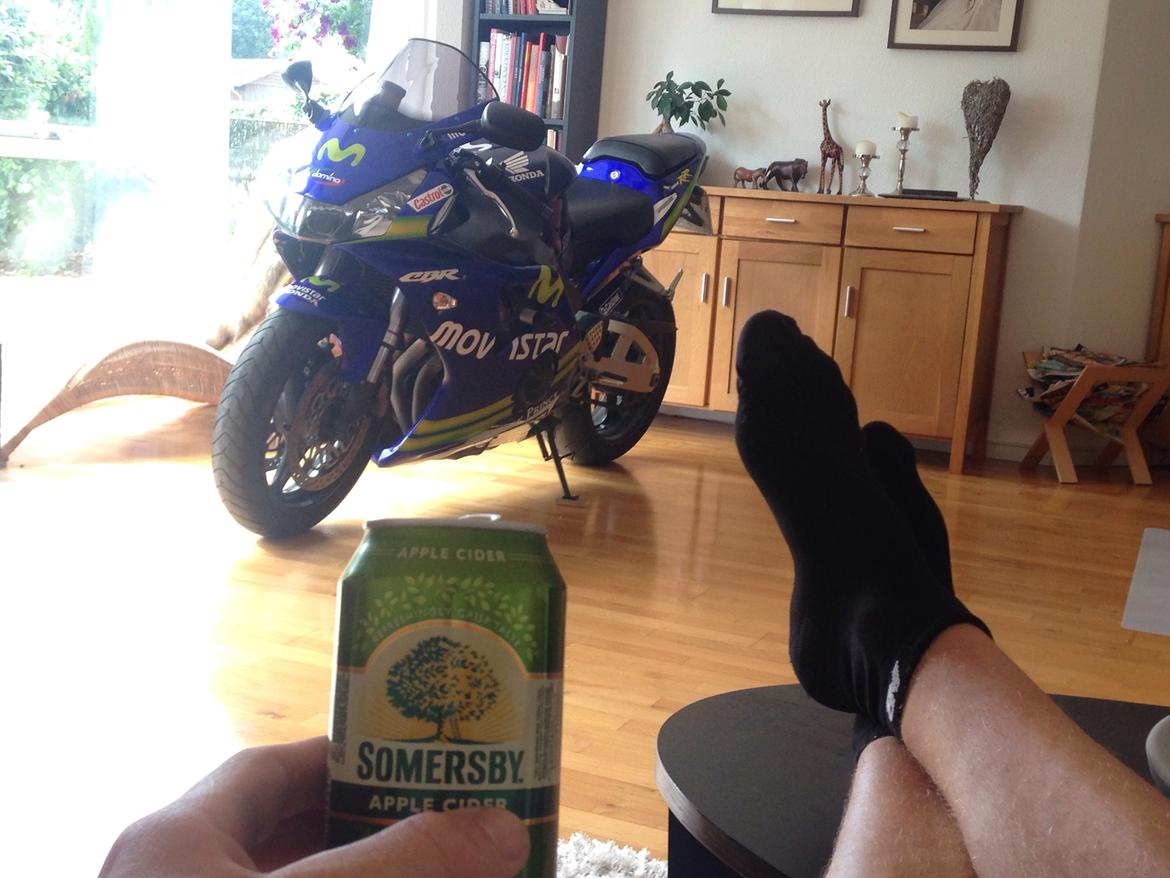 Honda CBR 954 RR (SC50) Fireblade *MOVISTAR* - SÅDAN!!! ind med MC'en i stuen og ned med en kølig Sommersby, aaaah... billede 10