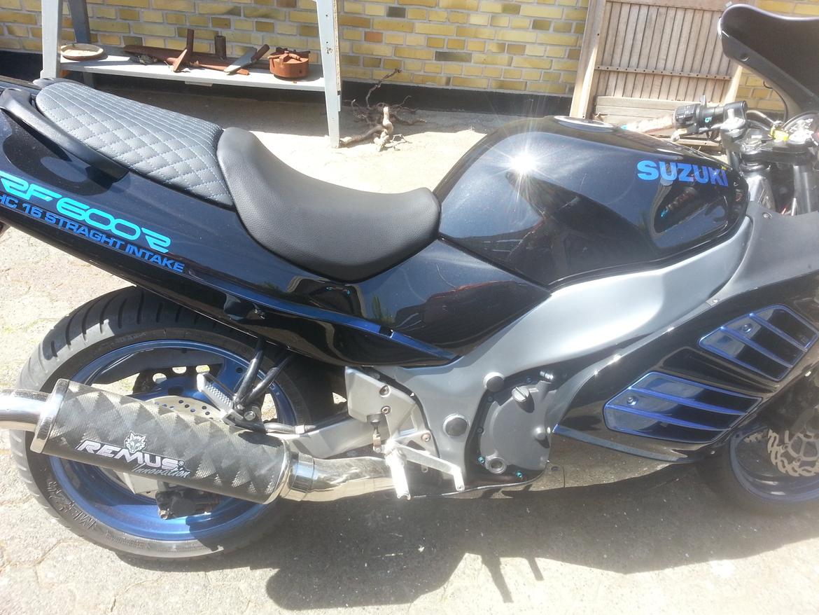 Suzuki RF 600 R - Så blev sædet også lige ombetrukket :) billede 1
