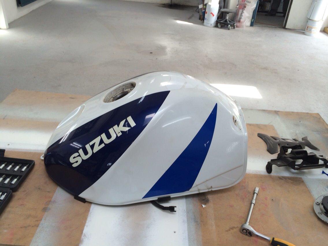Suzuki GSX-R 750 SRAD - Tank renset ren med fortynder billede 15