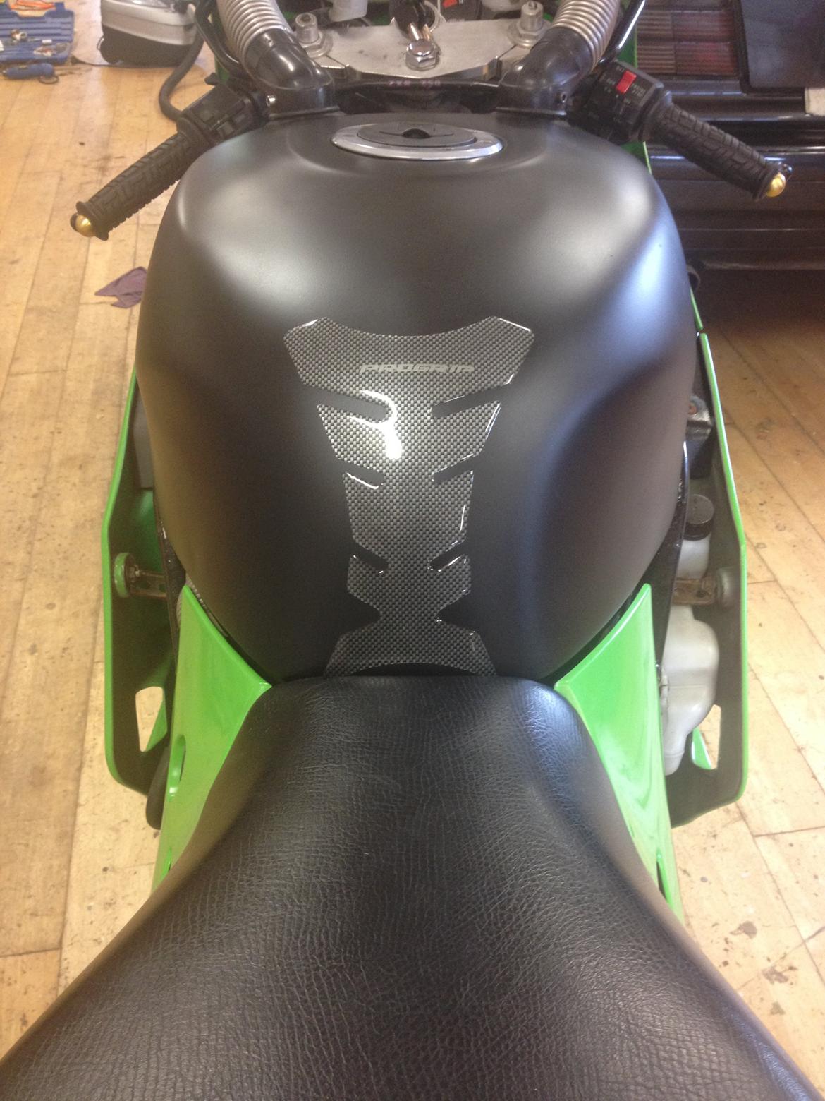 Kawasaki ZXR750 H1 / H2 - Tank malet og fået tank pad billede 18