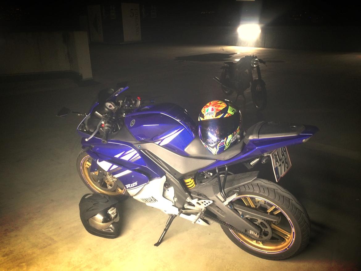 Yamaha YZF R125 - På toppen af Salling parkeringshus med MZ Cafe Racer i baggrunden :) billede 2